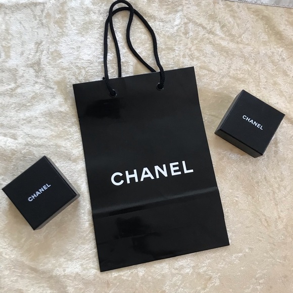 Authentic Chanel shopping bag - Picture 1 of 6